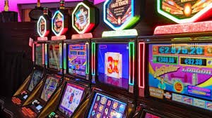 Dealer platform ditusi menampilkan hasil Live Sic Bo dengan tiga dadu di studio profesional